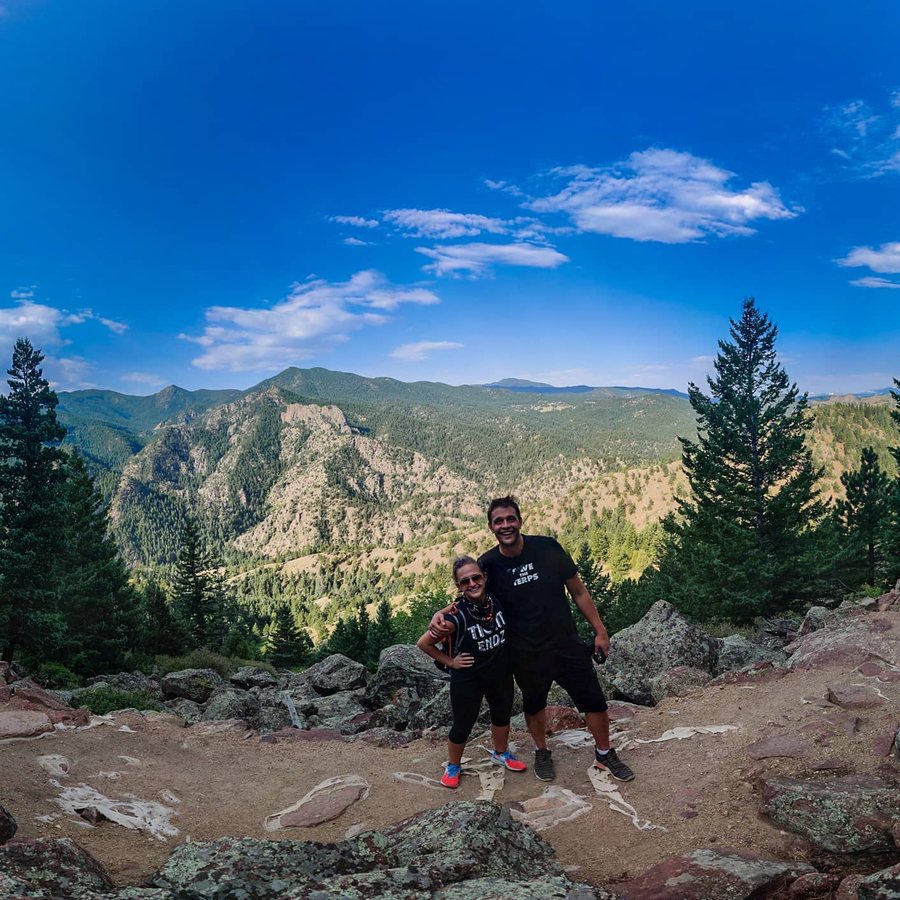 Jake y Sam en un mirador rocoso sobre un cañón boscoso del Front Range